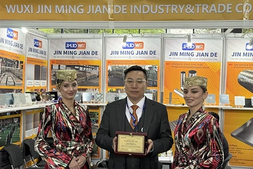 JMJD te zien in exclusief Optom-interview op de beurs in Oezbekistan, waar st...